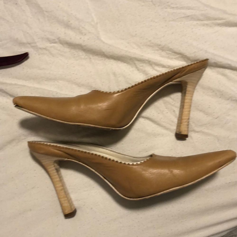 Tan, beige Vero Cuoio slip on heels